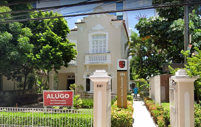 Fachada do Empresarial Alcides Fernandes, na Praça de Casa Forte, Recife